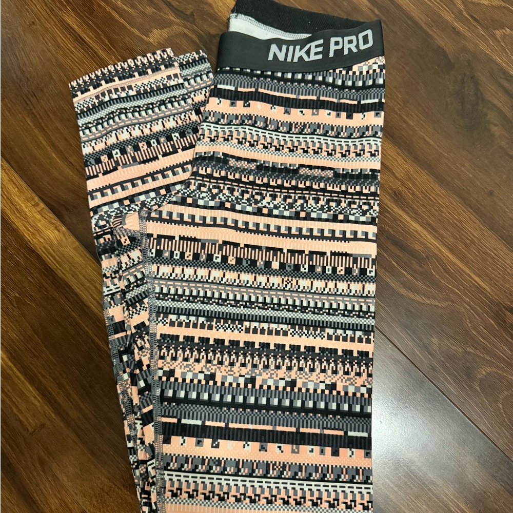 Nike Pro Women's Patterned Leggings - Black and Pink